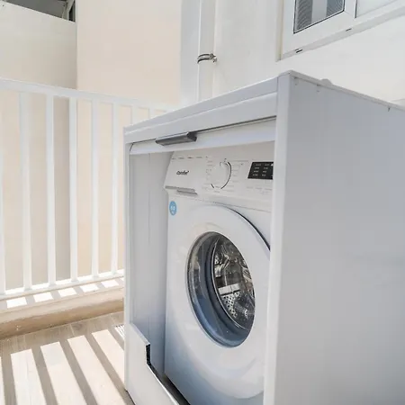 アパート Comfortable Near The Seafront With Free Wifi And Air Conditioning グジラ