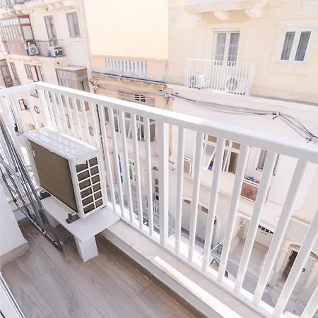 Comfortable Near The Seafront With Free Wifi And Air Conditioning Apartment