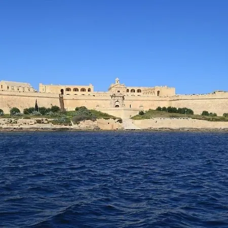 Apartment Comfortable Near The Seafront With Free Wifi And Air Conditioning *