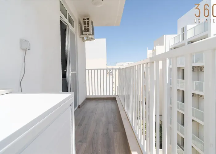 Comfortable Near The Seafront With Free Wifi And Air Conditioning Apartment *