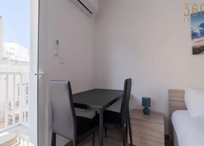 Comfortable Near The Seafront With Free Wifi And Air Conditioning Appartement Gzira